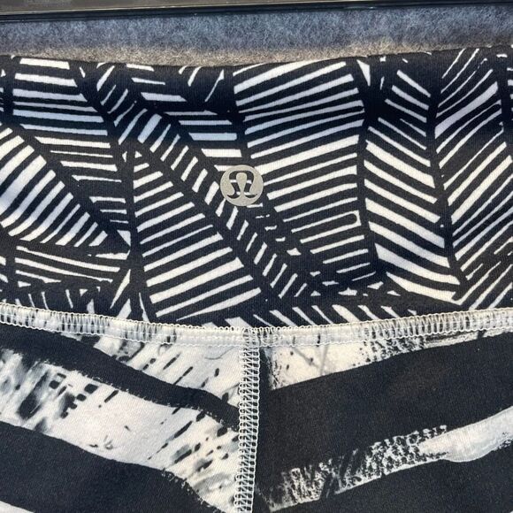 LULULEMON Leggings Size 6 Black White Striped Wunder Under Crop II Shady Palms - Picture 11 of 13